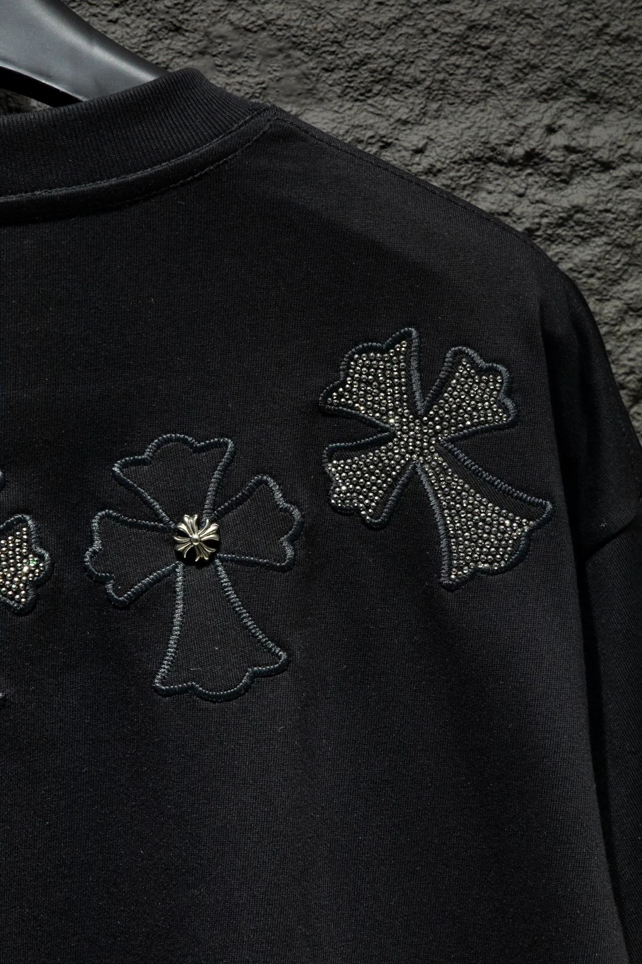 P180 🆕Chrome Hearts os version is really charming and Chrome Hearts is really a must-have. Each season's new version is made to the extreme. It is very practical and can be worn casually. Nice✔️ - ⚠️100% cotton. It is made of 32-count double yarn, 260-gram weight fabric and imported knitted carded cotton. It has moderate thickness, drape and contour, and the upper body is comfortable! ! It is very tolerant to fat body types and can instantly lose five pounds after wearing it!  Specially ordered multiple Austrian rhinestones, which have the bling bling effect of natural crystals under light. They have multi-faceted reflective points. The production cost is extremely high. The laser molding includes a computer engraving machine and a laser machine. The granules are accurate, and are finalized by high-temperature ironing. After ironing, you need to repeatedly test the firmness on the ironing pattern. It can show colorful reflections under the light. The collar webbing extends to the shoulder for reinforcement, and the stitching is reversed at the connection. The hem and cuffs are all made of 0.2mm gauge double-thread lathe. It is carefully produced at a high cost. The attitude of making goods with a magnifying glass restores the quality and effect of the product. The full set of customized accessories only presents every detail to customers. The letters are machine embroidered with imported materials after being adjusted according to the original details. The thickness is moderate. The hardware uses imported hardware accessories. Front panel # Back panel Simple elements # Artistically arranged English letters. Imported Tajima high-density heavy-duty embroidery technology. The font is three-dimensional and full. Handmade elements are added to the body, which greatly increases the interest of the clothing; unique visual effects. After special treatment, a unique effect is formed. An irregular hem is added to the version. This year's Kroxin is the main version. In the past two years, the oversize version has become the focus of the trend and has been a popular staple in the past two years. The change of designers has made this brand an instant hit. The progressive fashion of the times also needs the blood impact of fresh elements and trendy designs in order to continue its glory! It’s stylish both inside and outside, a must-have for high street travel! An absolute "eye-catching style" that can match couples 💏 Color: Black White Size: S M L XL